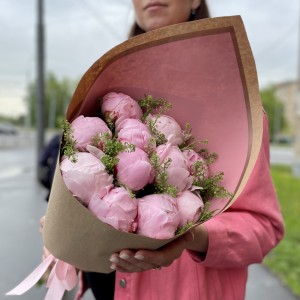 Букет из 11 пионов Сара Бернар с зеленью