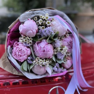 Букет из 7 пионов Сара Бернар с зеленью