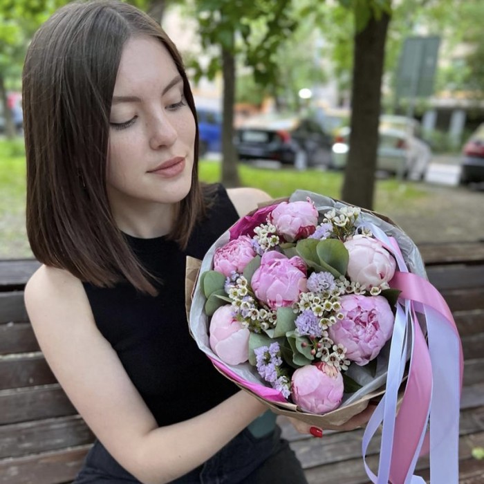 Букет из 7 пионов Сара Бернар с зеленью