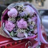 Букет из 7 пионов Сара Бернар с зеленью