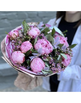 Букет из 9 пионов Сара Бернар с клематисом