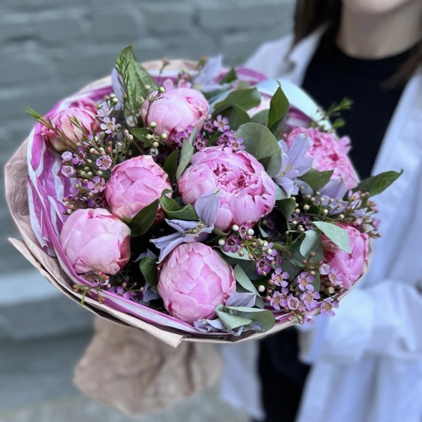 Букет из 9 пионов Сара Бернар с клематисом