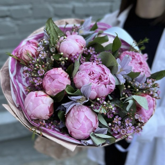 Букет из 9 пионов Сара Бернар с клематисом