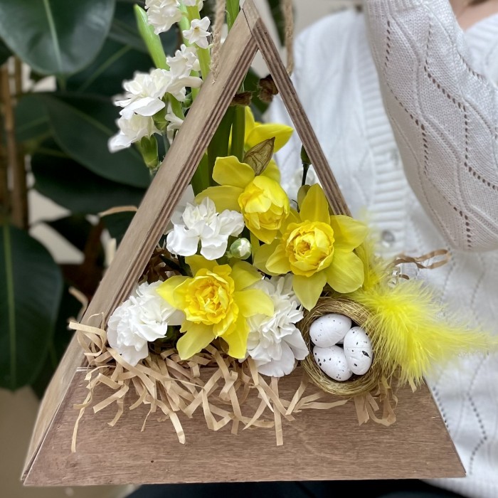 Ароматная пасхальная композиция в треугольном кашпо