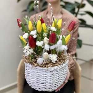 Пасхальная композиция с тюльпанами