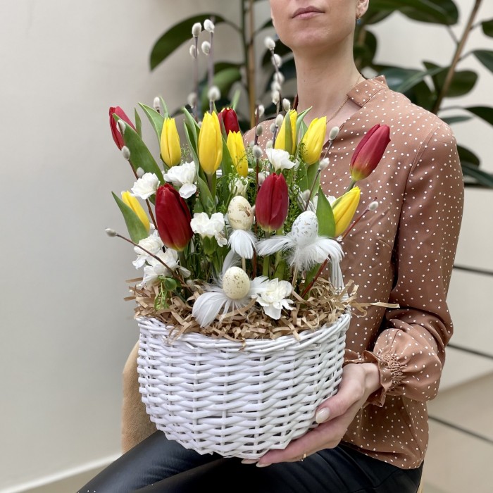 Пасхальная композиция с тюльпанами