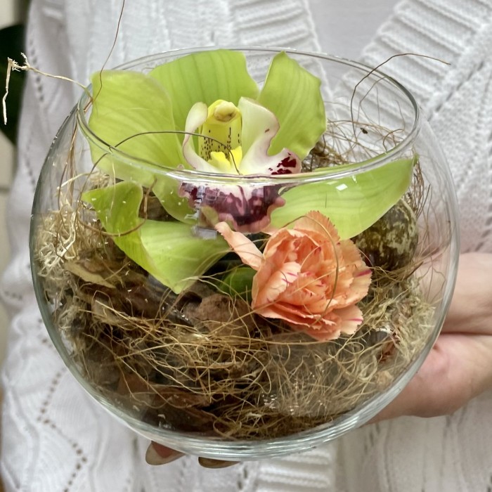 Пасхальная мини-композиция с зелёной орхидеей