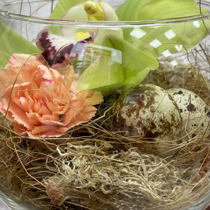 Пасхальная мини-композиция с зелёной орхидеей