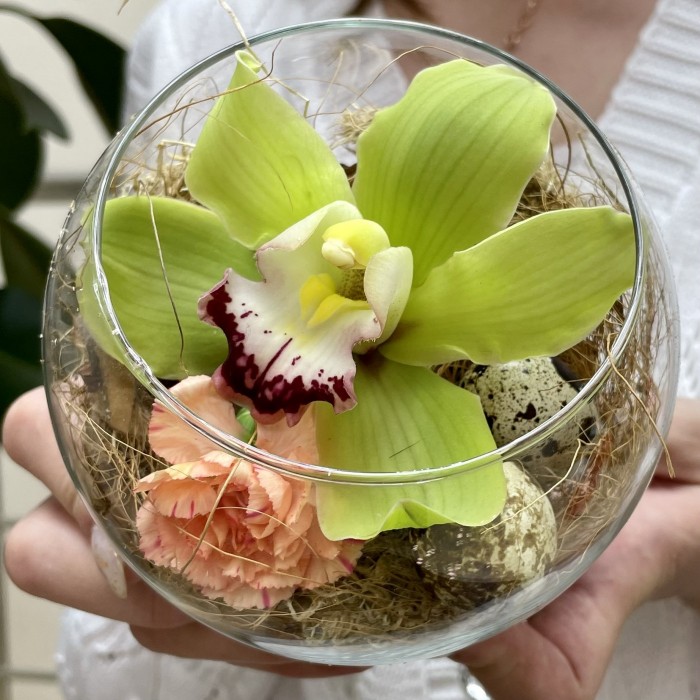 Пасхальная мини-композиция с зелёной орхидеей