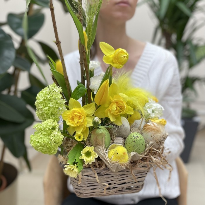 Солнечная пасхальная композиция