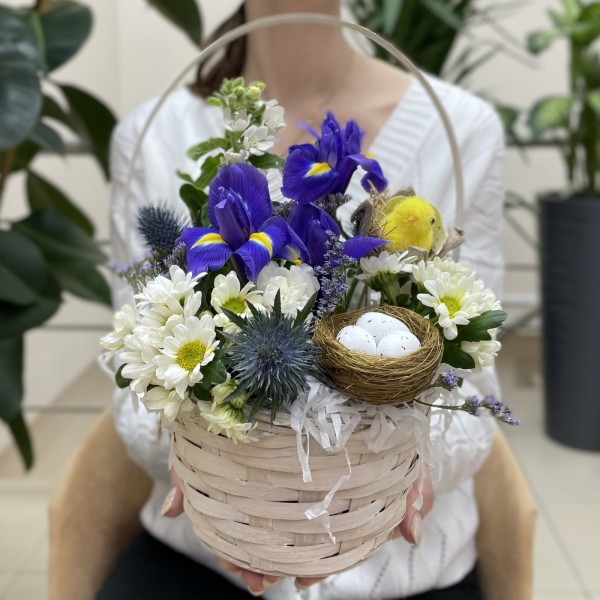 Пасхальная композиция с ирисами