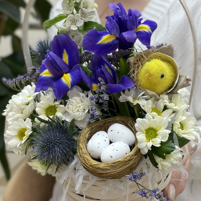 Пасхальная композиция с ирисами