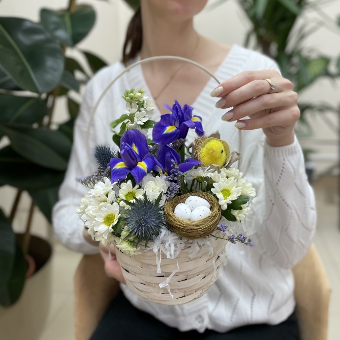 Пасхальная композиция с ирисами