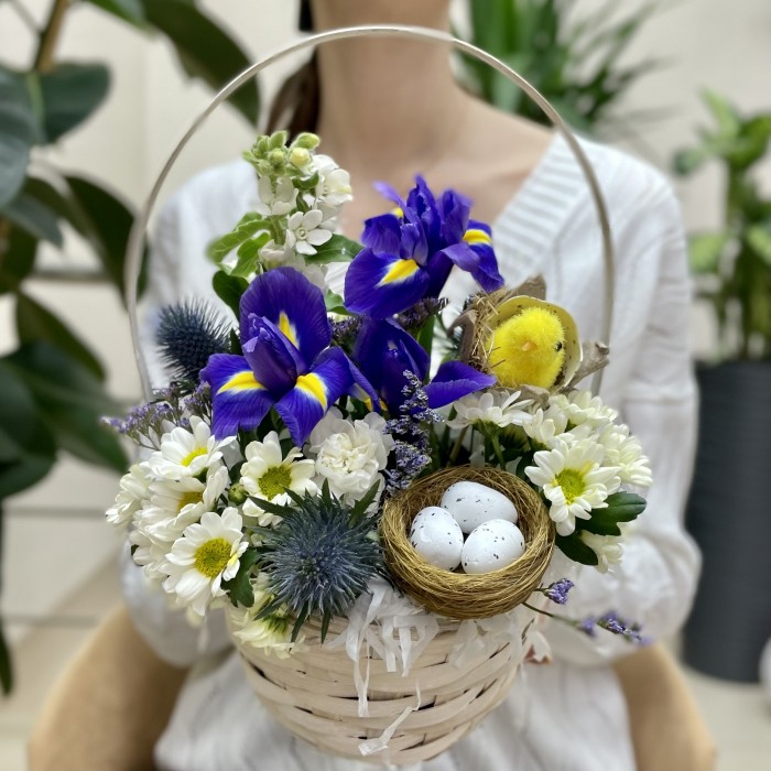 Пасхальная композиция с ирисами