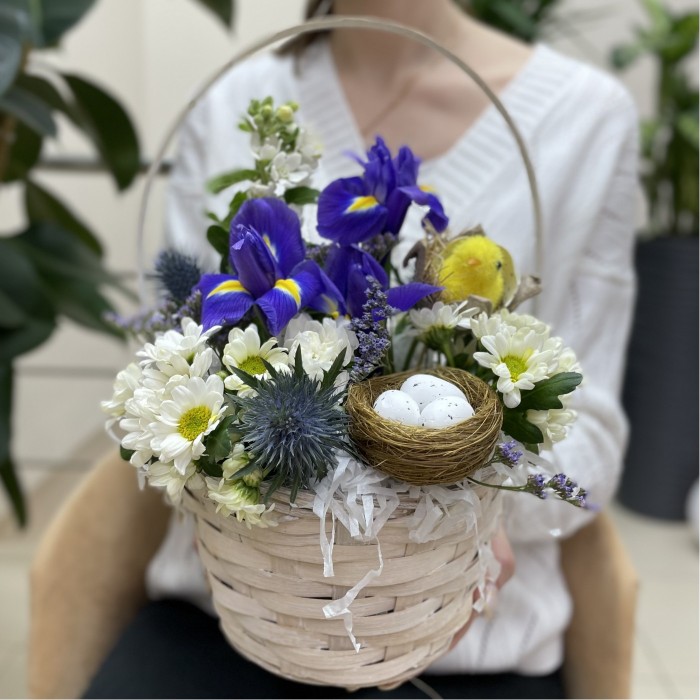 Пасхальная композиция с ирисами