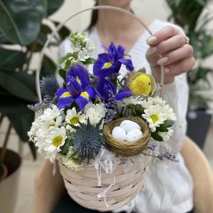Пасхальная композиция с ирисами
