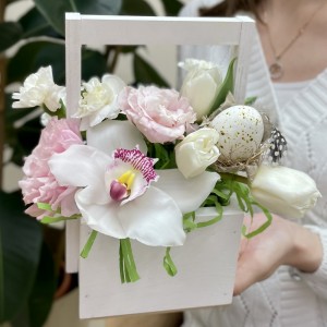 Пасхальная композиция с белой орхидеей и тюльпанами