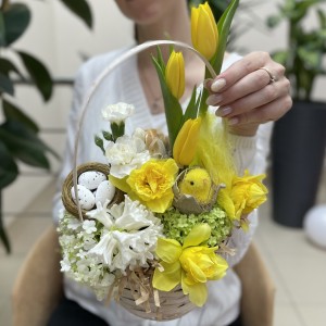 Пасхальная композиция с желтыми нарциссами
