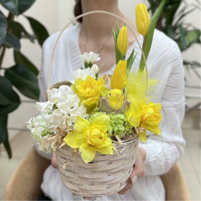 Пасхальная композиция с желтыми нарциссами