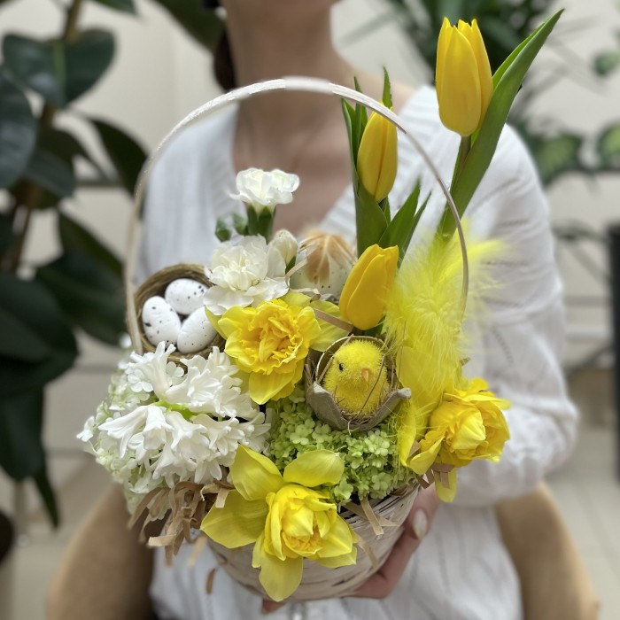 Пасхальная композиция с желтыми нарциссами