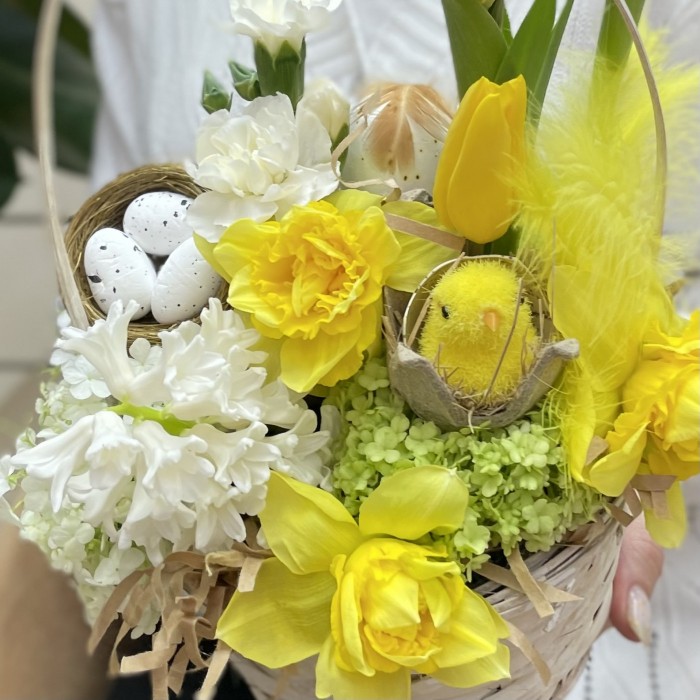 Пасхальная композиция с желтыми нарциссами