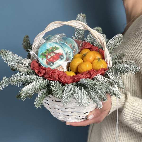 Новогодняя корзина пряники с мандаринами