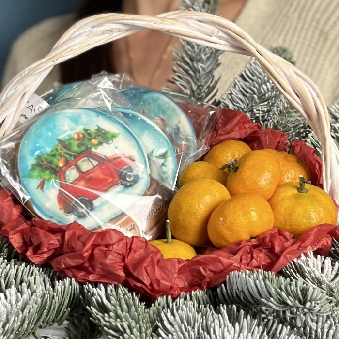 Новогодняя корзина пряники с мандаринами