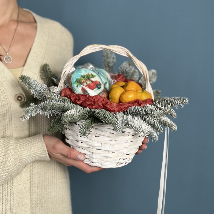 Новогодняя корзина пряники с мандаринами