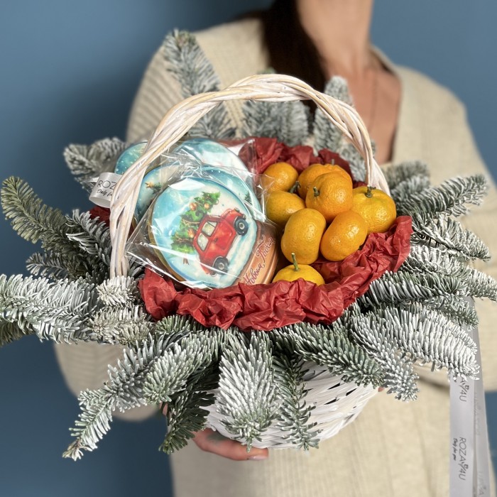 Новогодняя корзина пряники с мандаринами
