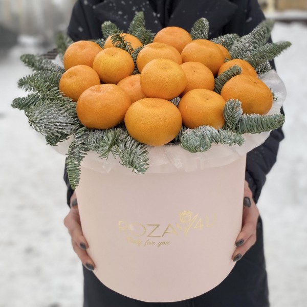 Новогодняя подарочная коробка с мандаринами и нобилисом