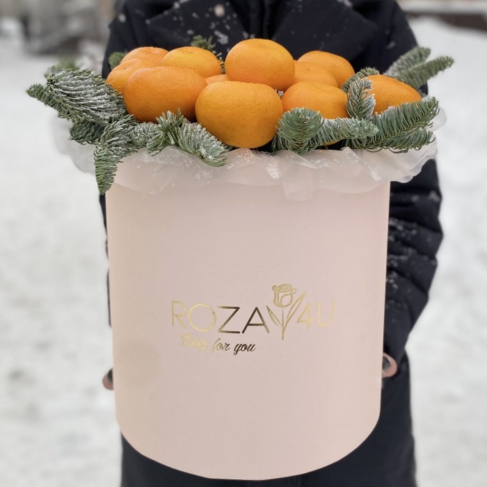 Новогодняя подарочная коробка с мандаринами и нобилисом