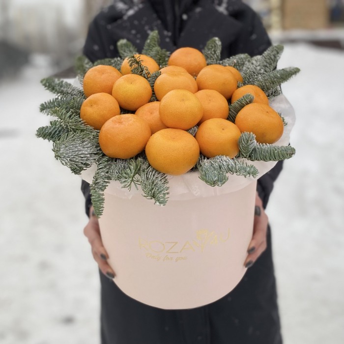 Новогодняя подарочная коробка с мандаринами и нобилисом