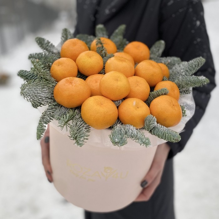 Новогодняя подарочная коробка с мандаринами и нобилисом