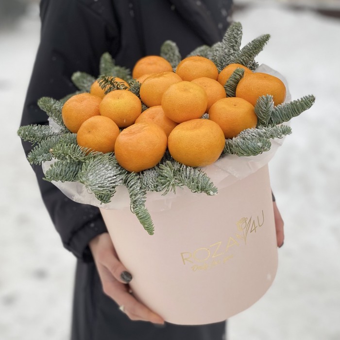 Новогодняя подарочная коробка с мандаринами и нобилисом
