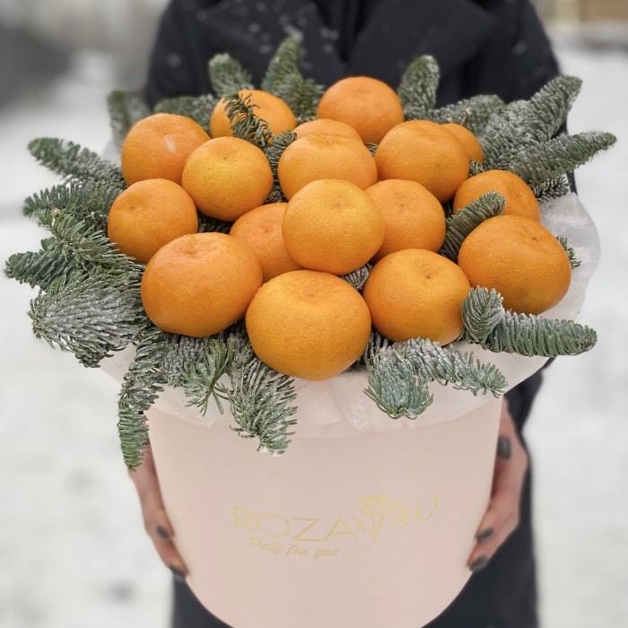 Новогодняя подарочная коробка с мандаринами и нобилисом