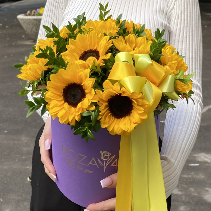 11 подсолнухов в коробке