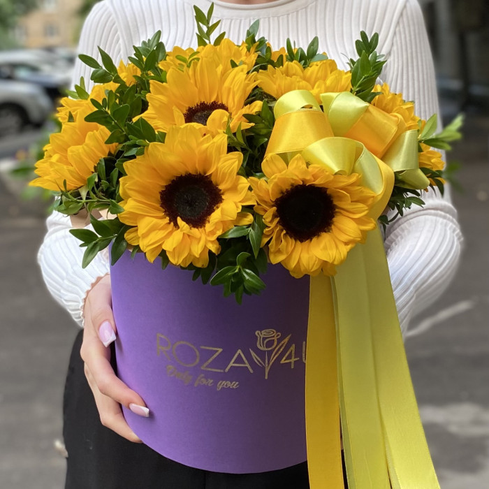 11 подсолнухов в коробке