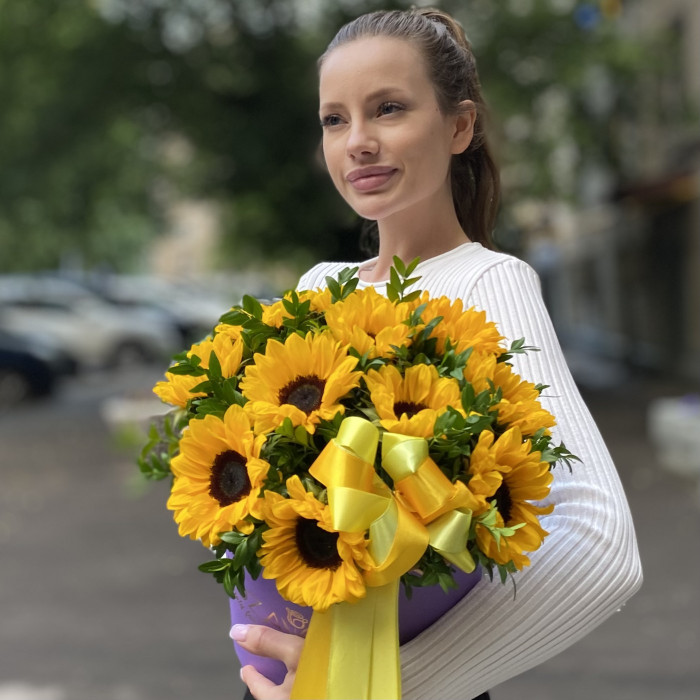 11 подсолнухов в коробке