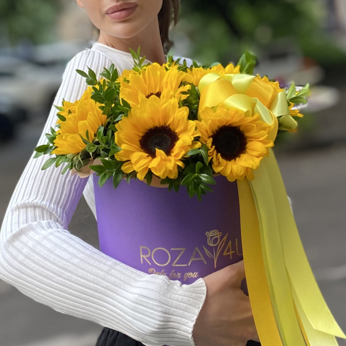 11 подсолнухов в коробке