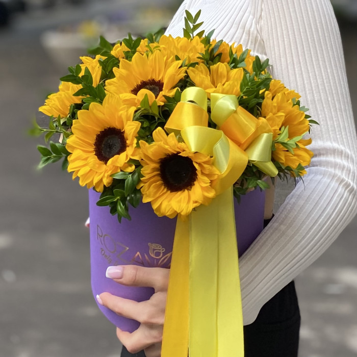 11 подсолнухов в коробке