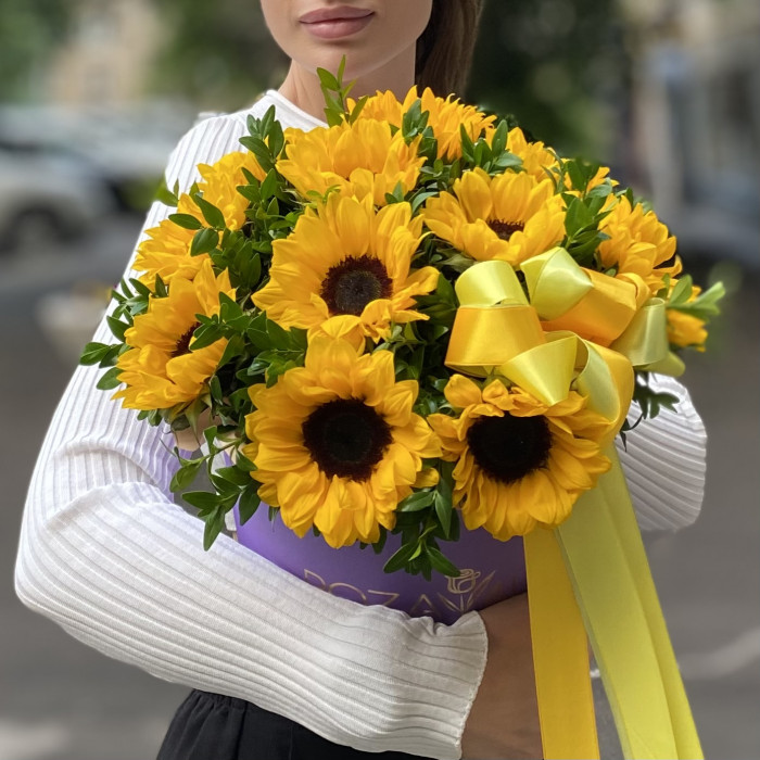 11 подсолнухов в коробке