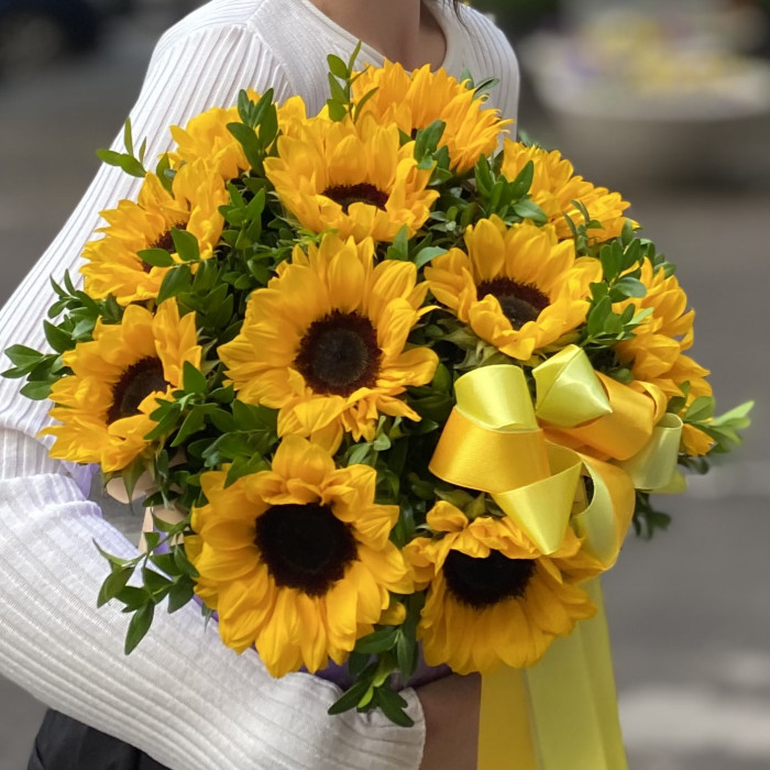11 подсолнухов в коробке