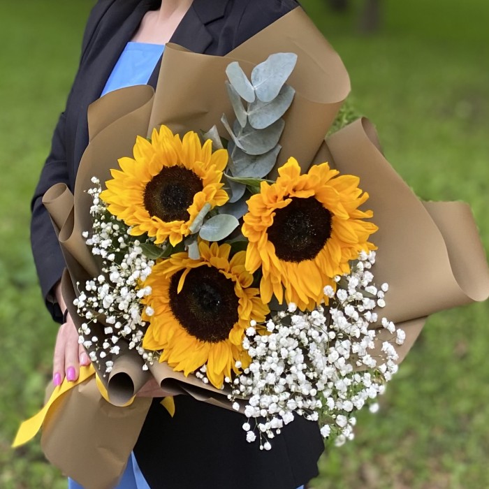 Букет из трёх подсолнухов с гипсофилой