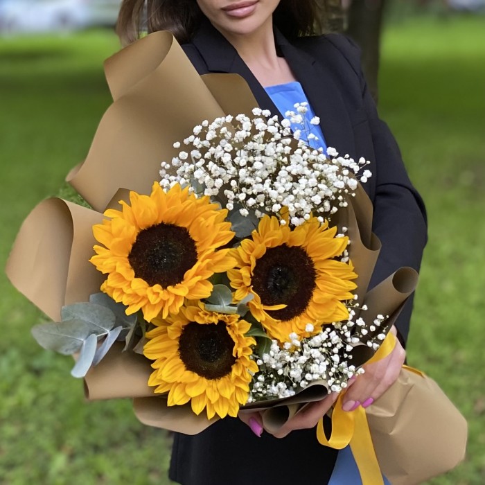 Букет из трёх подсолнухов с гипсофилой