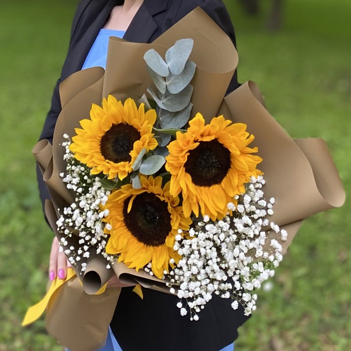 Букет из трёх подсолнухов с гипсофилой