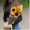 Букет из трёх подсолнухов