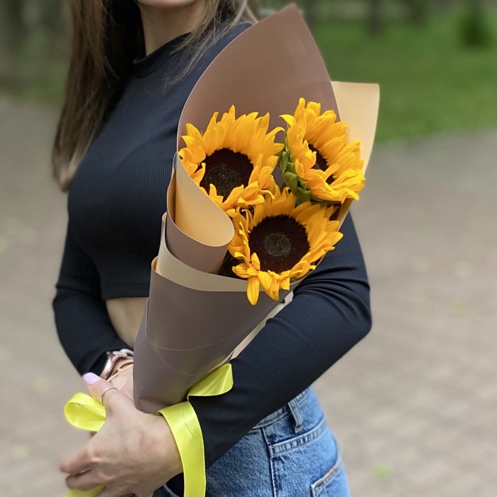 Букет из трёх подсолнухов