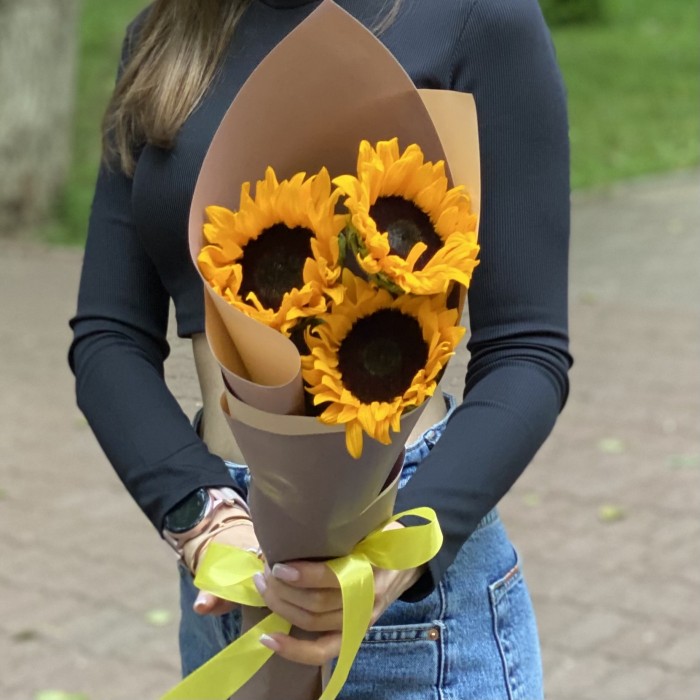 Букет из трёх подсолнухов