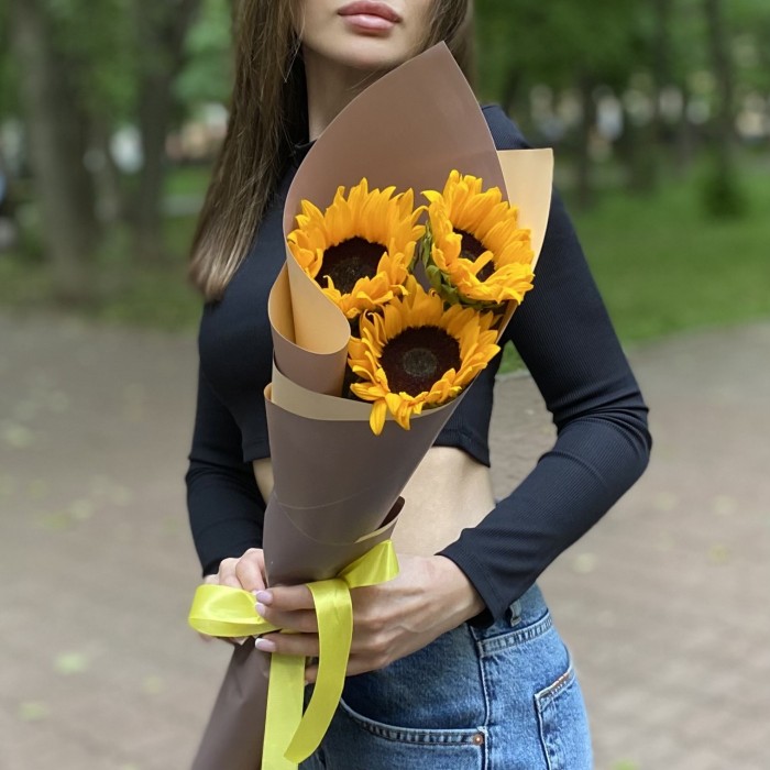 Букет из трёх подсолнухов