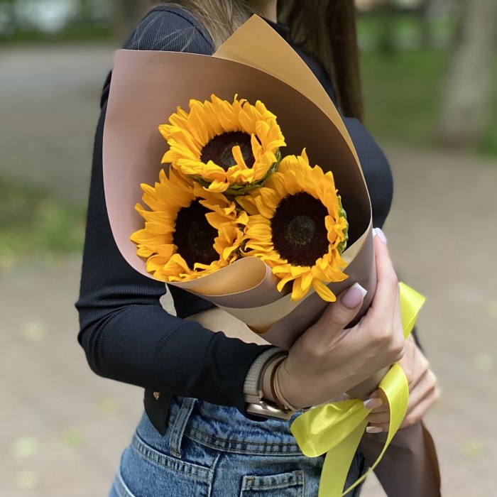 Букет из трёх подсолнухов